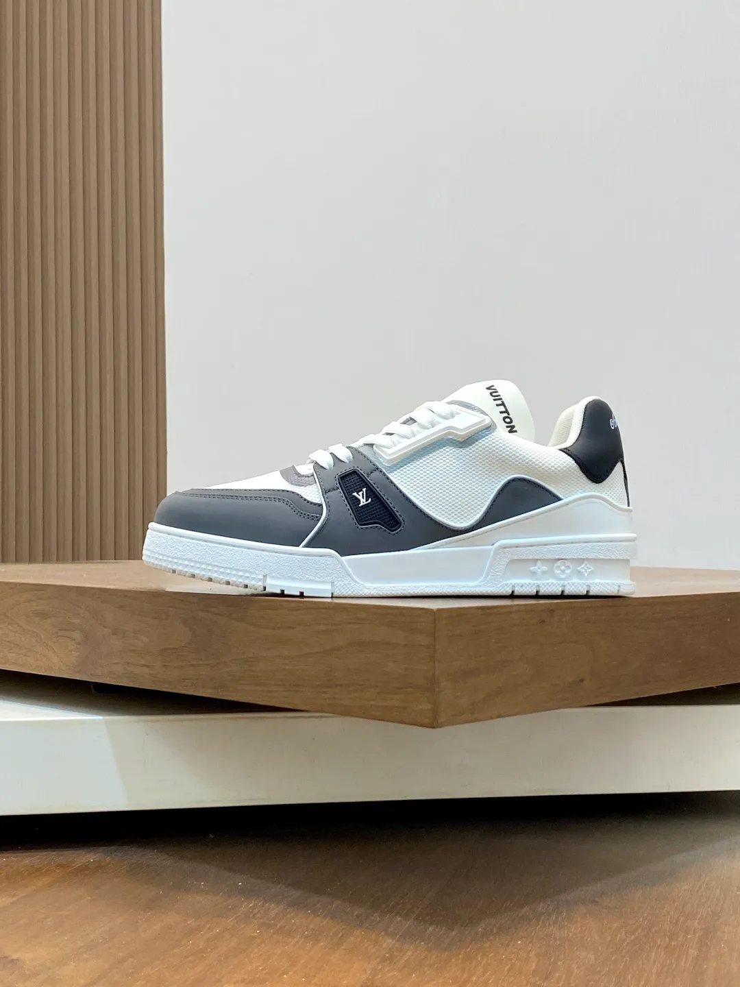 Men's shoes 💰900 Loui* Vuitto* - Louis ** donkey house New color matching men's trainer sneakers, this LV Trainer sneaker is made of calfskin and breathable mesh, showing pure colors, the #54 logo on the back traces the brand's birth in 1854, the designer's handwritten brand logo embellishes one side, designed by Virgil Abloh himself, a very commemorative sneaker, the new lv Louis Vuitton loui* vuitto* trainer sneaker low casual sports culture versatile basketball sneakers Size: 39-44 (customized at 38.45)